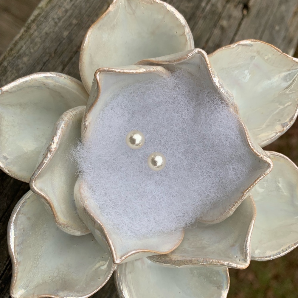 💋🆕 Delicate Golden Pearl Stud Earrings